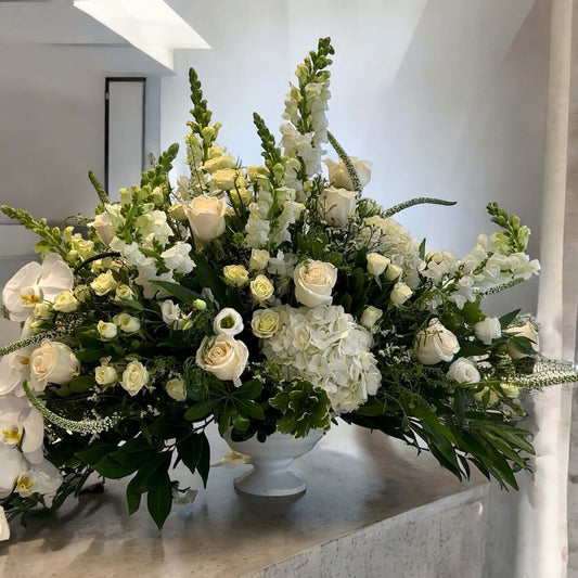Luxury floral centerpiece with roses, hydrangeas, and pampas grass, ideal for wedding receptions and table settings.