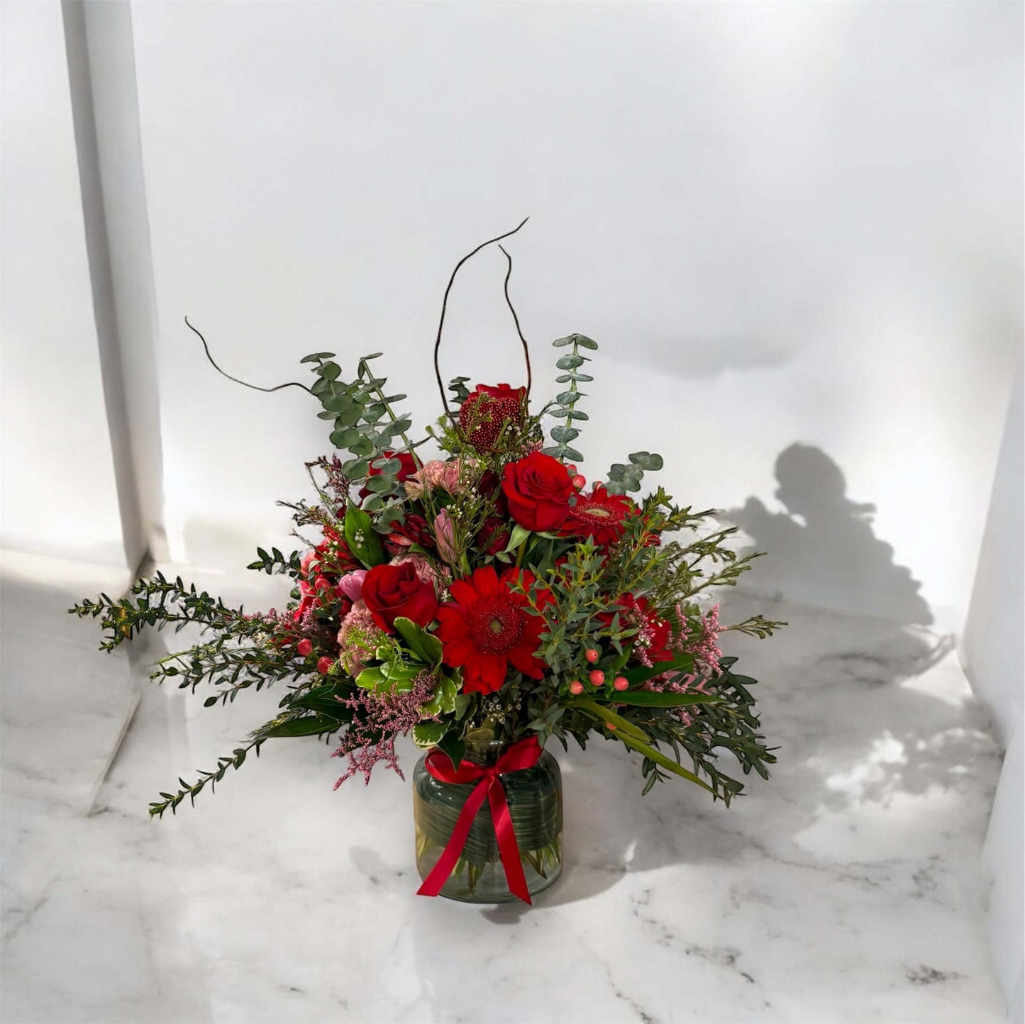 Elegant fresh flower arrangement in a stylish vase, featuring premium roses, orchids, and seasonal blooms – perfect for gifts and home decor.