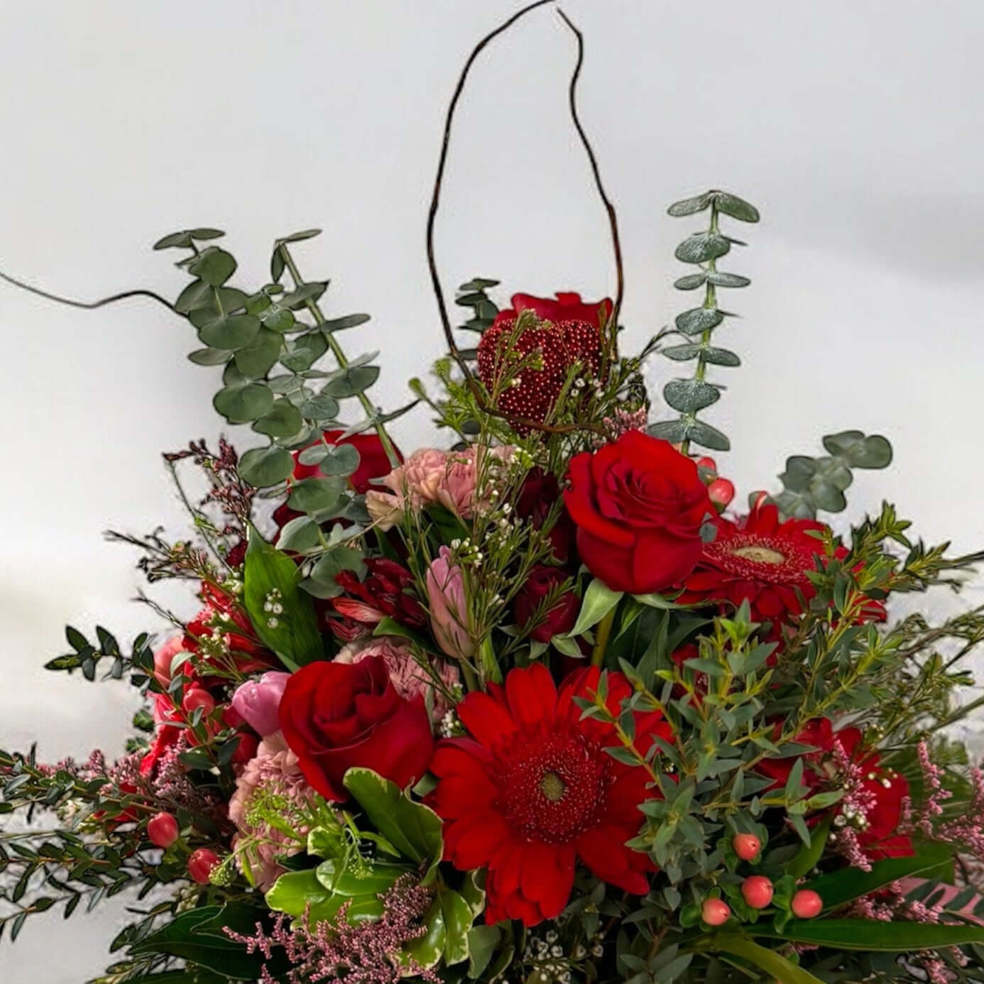 Elegant fresh flower arrangement in a stylish vase, featuring premium roses, orchids, and seasonal blooms – perfect for gifts and home decor.