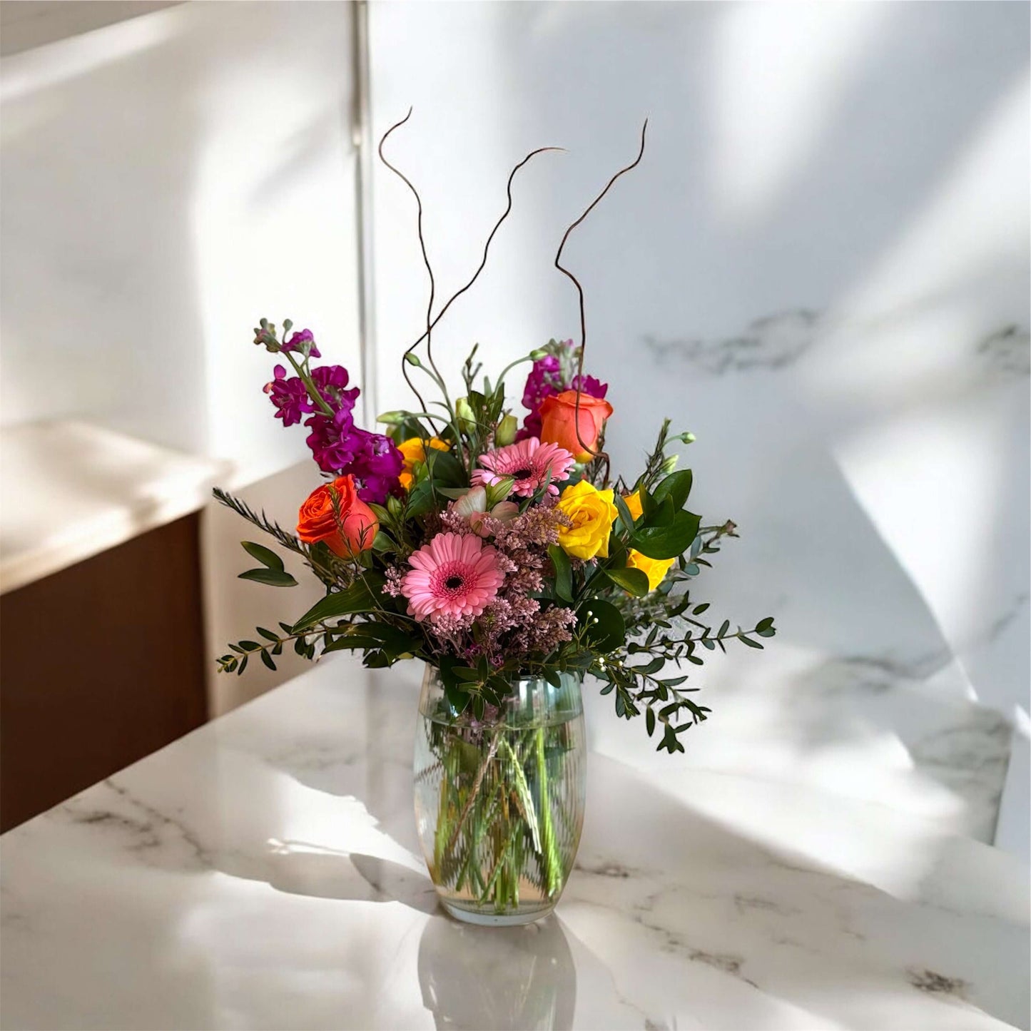 Elegant fresh flower arrangement in a stylish vase, featuring premium roses, orchids, and seasonal blooms – perfect for gifts and home decor.