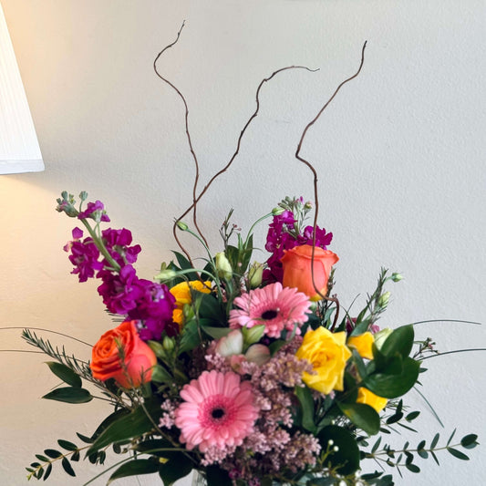 Elegant fresh flower arrangement in a stylish vase, featuring premium roses, orchids, and seasonal blooms – perfect for gifts and home decor.